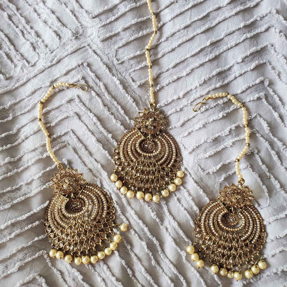 Gold earring and tikka set